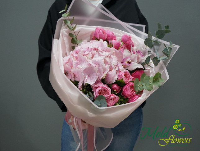 Bouquet with pink hydrangea and peony-type roses Silvia Pink, ''Cocktail'' photo